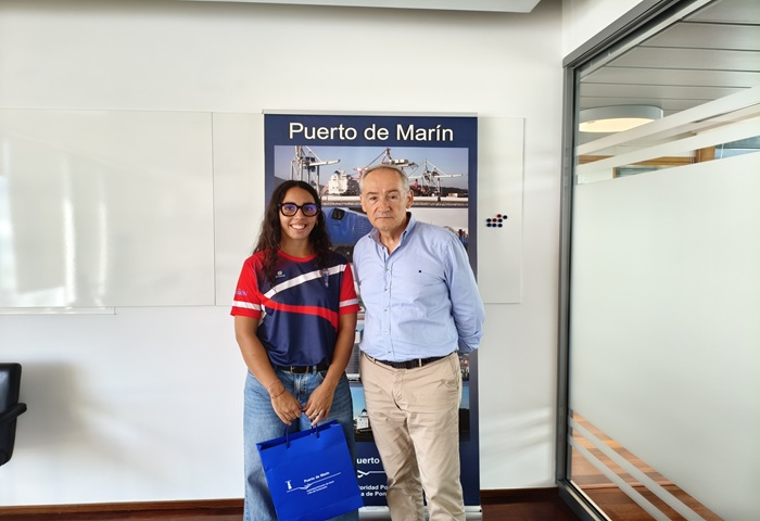El presidente del Puerto recibe a la remera marinense Paula García Vázquez