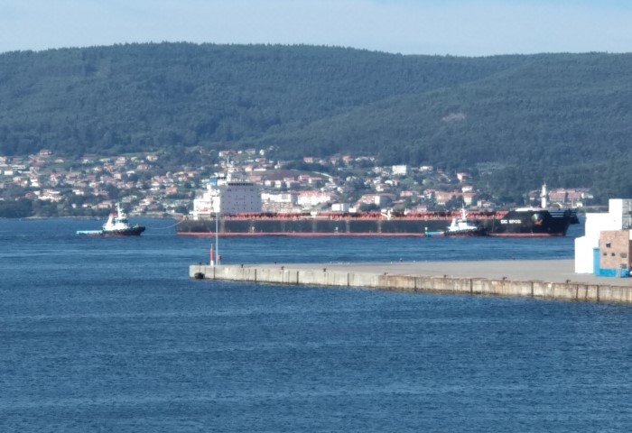 Siete mercantes simultanean operaciones hoy en el Puerto de Marín