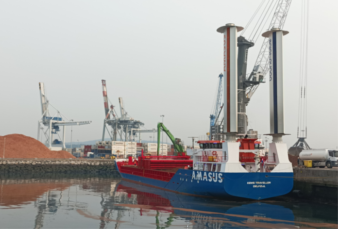 El puerto recibió al EEMS Traveller, un mercante equipado con velas de succión que colaboran en la propulsión
