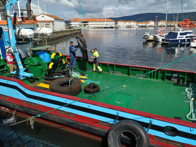 La Autoridad Portuaria retira 20 metros cúbicos de residuos del fondo de las dársenas