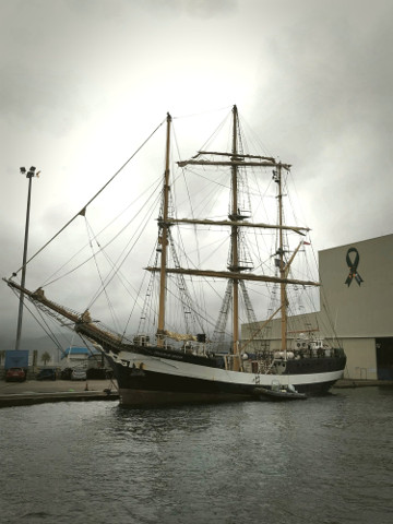 O veleiro Pelican of London refúxiase do temporal en Marín