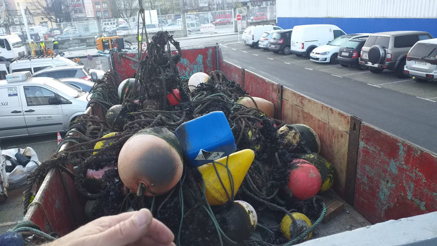 La Autoridad Portuaria realiza una limpieza submarina de la dársena de Placeres