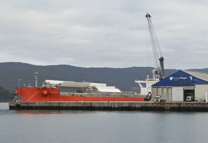 El puerto recibe al primer carguero con propulsión mediante energía eólica