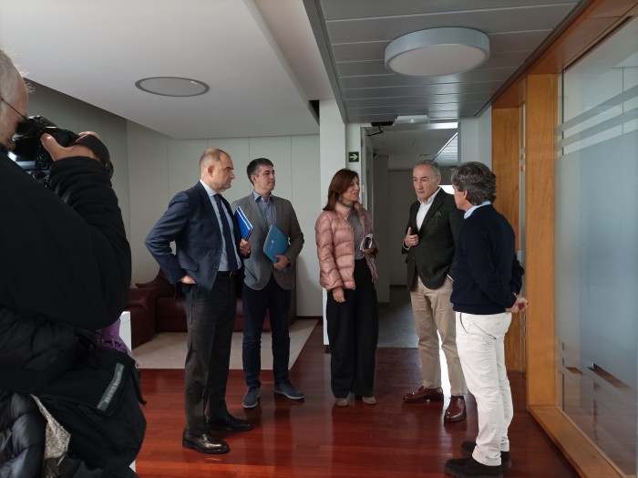 La conselleira de Medio Ambiente y el presidente de la Autoridad Portuaria abordan nuevas vías de colaboración